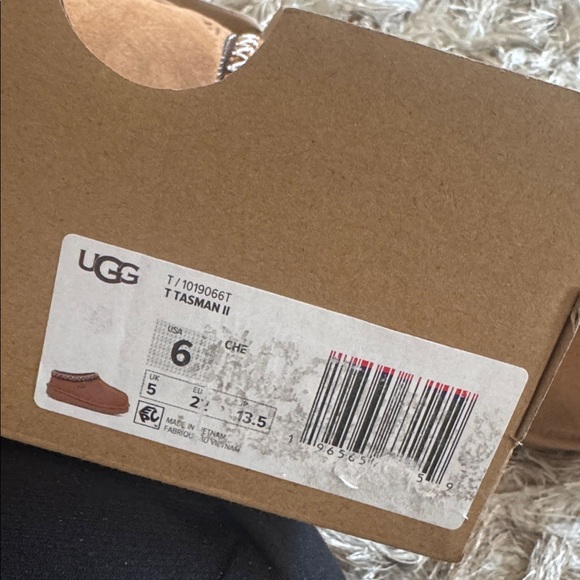 UGG Brown Kids Slippers with Fur Lining New But the item little tear - Picture 2 of 5